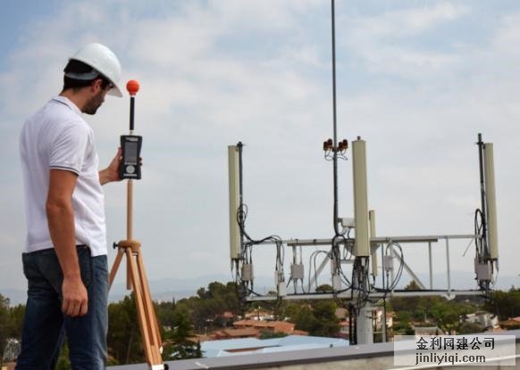 smp160手持電磁輻射分析儀使用中2